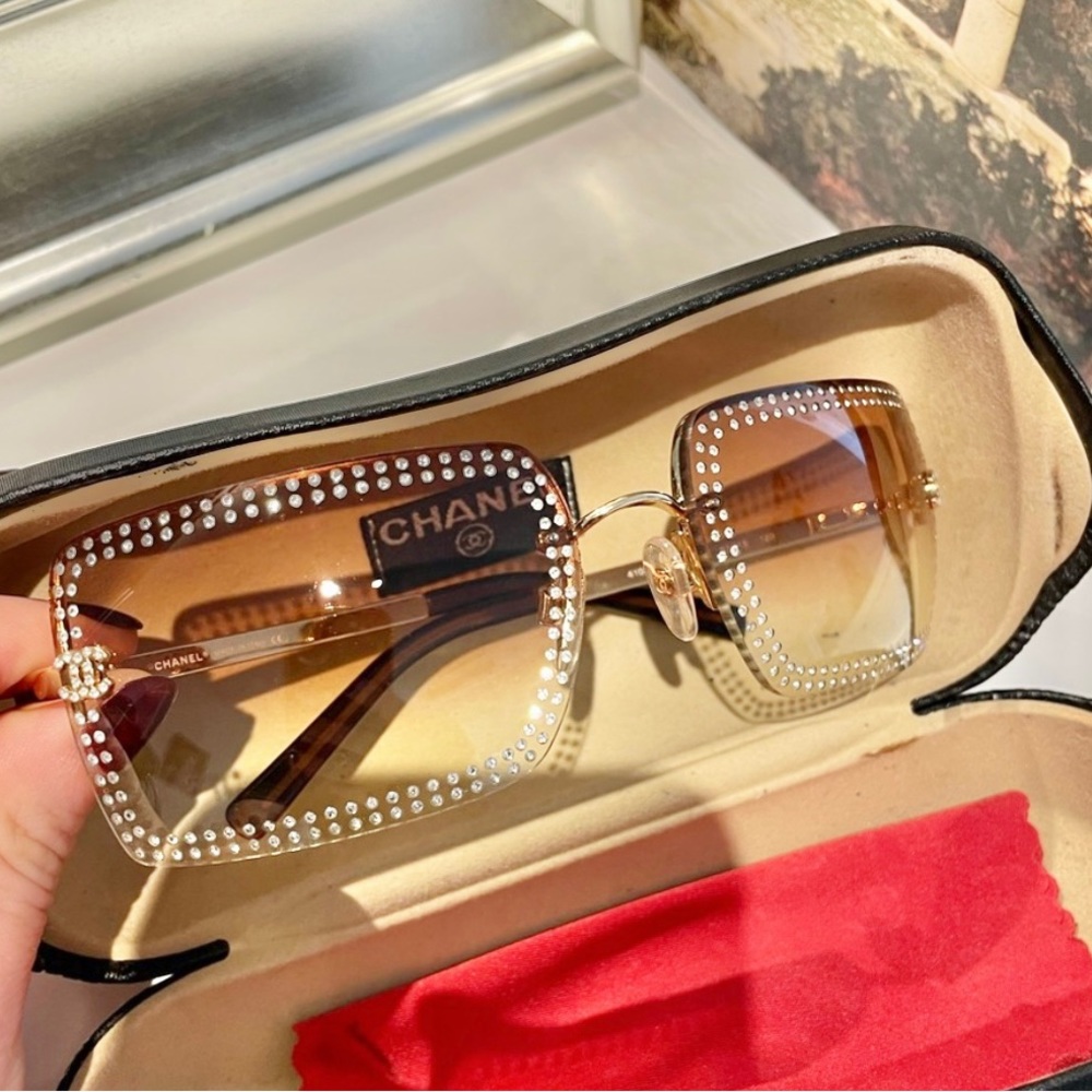 RARE ✨𝑪𝑯𝑨𝑵𝑬𝑳 VINTAGE SUNGLASSES ALL SWAROVSKI CRYSTALS